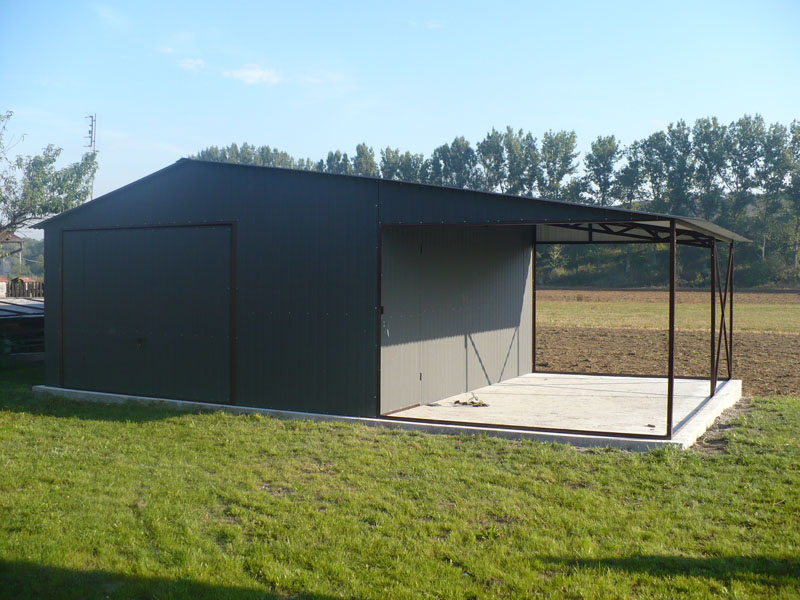 Garaż blaszany 5×5 dach dwuspadowy z wiatą 3×5